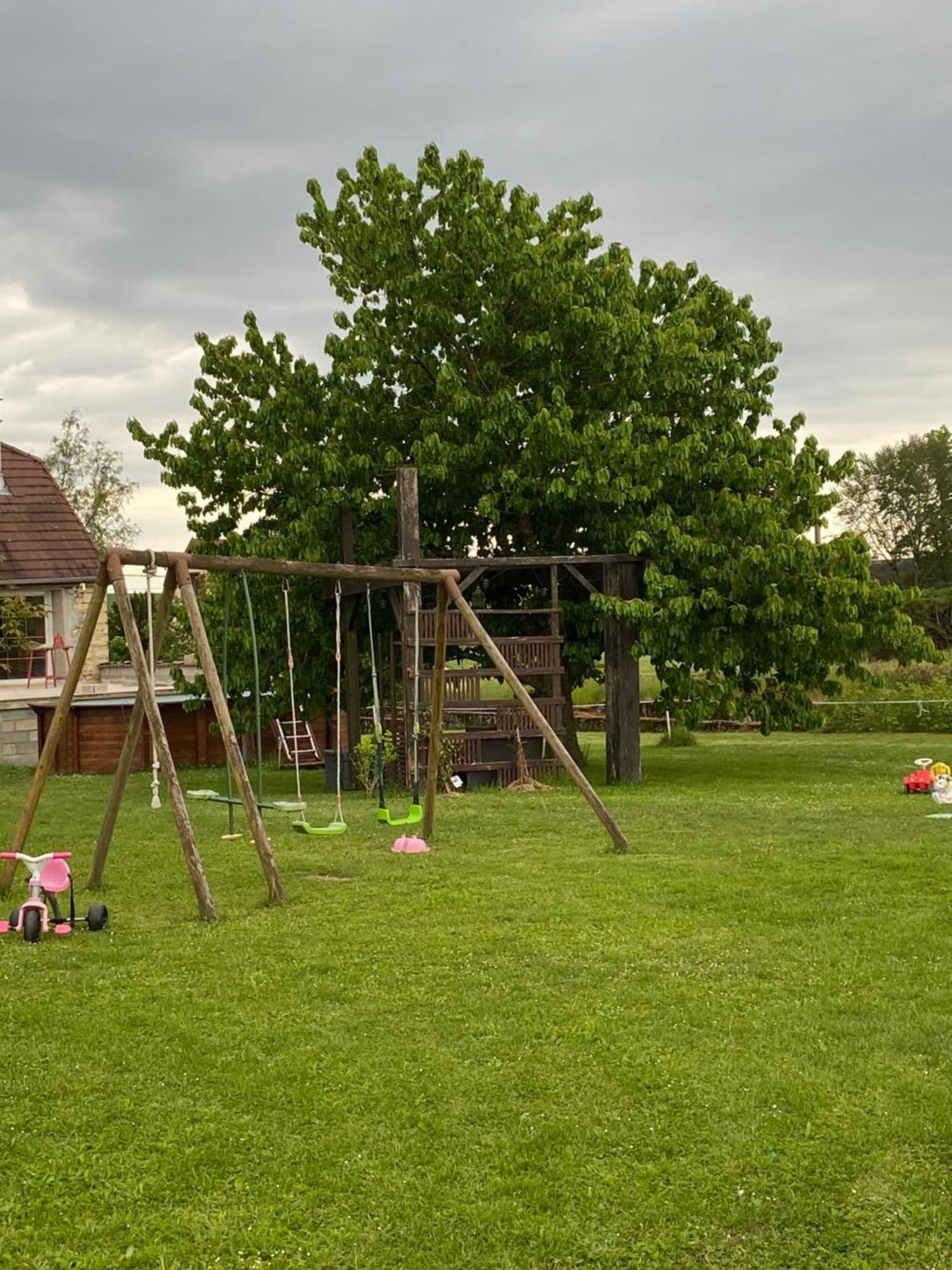 Complexe Familial Villa Charmes  Exterior foto